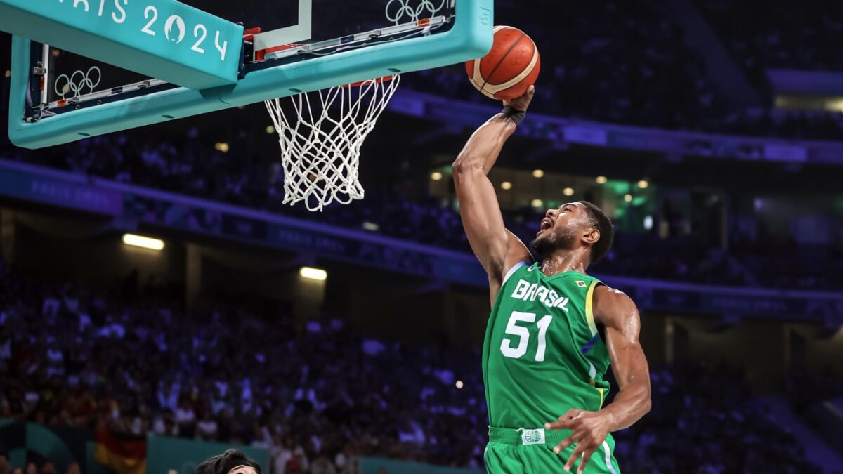 Bruno Caboclo enterrando na cesta