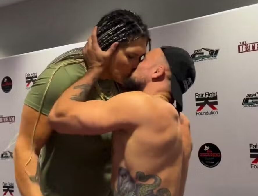 Craig Jones beijando Gabi Garcia antes do evento