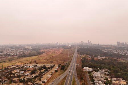 Imagens de drone mostram nuvem de fumaça sobre Goiânia nesta segunda (26/8)