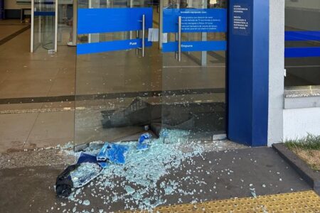 A ação foi integrada entre a Polícia Federal (PF) e a Polícia Militar (PM) Homem é preso por tentar furtar Caixa Econômica de Jataí, diz PF