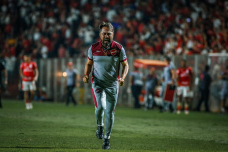 Luizinho Lopes comemorando após apito final no OBA