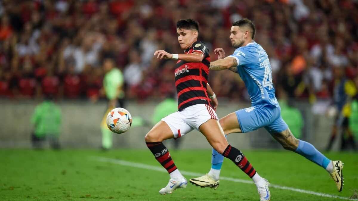 Luiz Araújo sendo marcado no primeiro jogo entre Flamengo e Bolívar