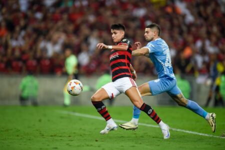 Luiz Araújo sendo marcado no primeiro jogo entre Flamengo e Bolívar