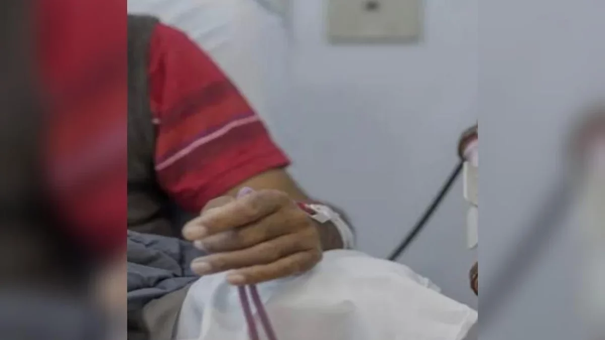 Imagem colorida mostra a mão de um idoso.