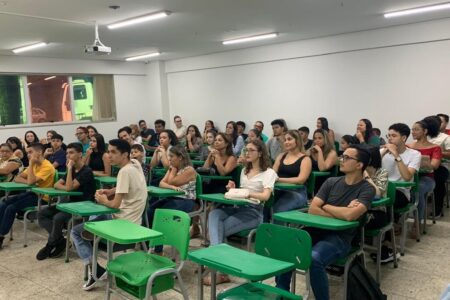 magem colorida mostra diversas pessoas em uma sala de aula