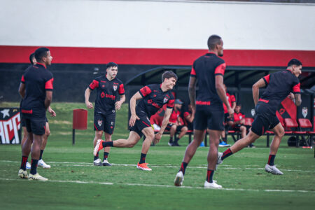 Rafael Haller no meio da roda de bobinho