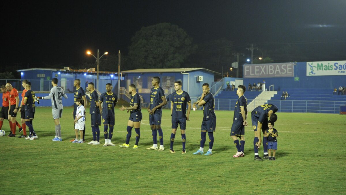 Jogadores da Aparecidense perfilados no gramado