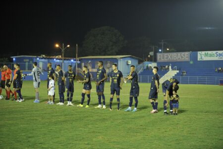 Jogadores da Aparecidense perfilados no gramado