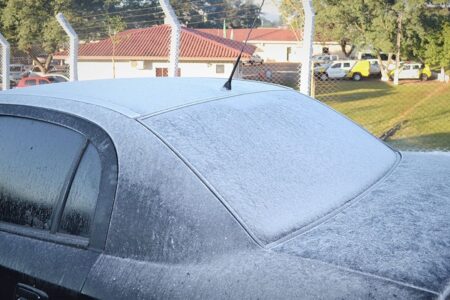 Carro amanhece coberto de gelo em Morrinhos