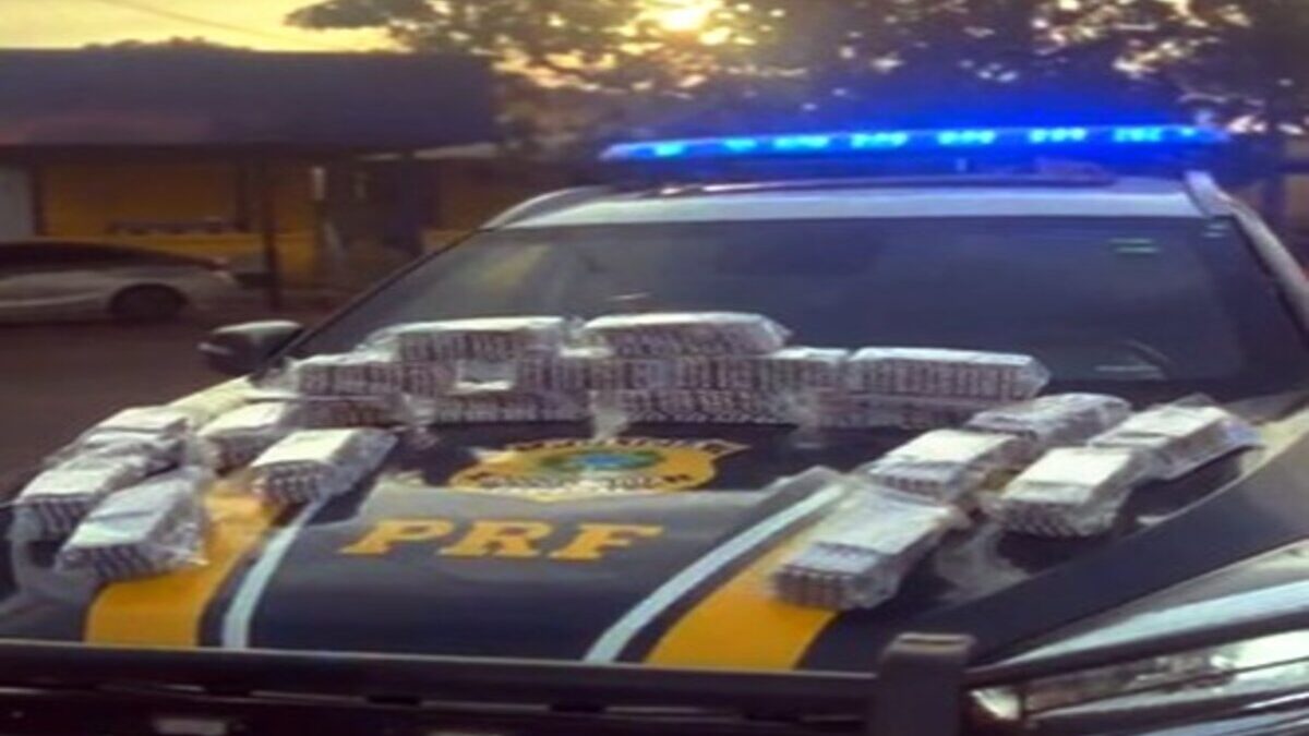 Imagem coorida mostra uma viatura da PRF com vários pacotes em cima