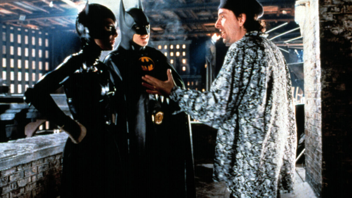 Tim Burton foi o pioneiro do blockbuster de quadrinhos moderno no início de sua carreira, dirigindo Michael Keaton em “Batman” e “Batman - O Retorno” para a Warner Bros em 1989 e 1992, respectivamente. No entanto, o cineasta diz que não está interessado em retornar aos filmes de super-heróis na indústria atual, onde a prioridade é se concentrar em continuações intermináveis e em universos cinematográficos.