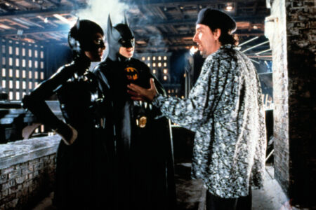 Tim Burton foi o pioneiro do blockbuster de quadrinhos moderno no início de sua carreira, dirigindo Michael Keaton em “Batman” e “Batman - O Retorno” para a Warner Bros em 1989 e 1992, respectivamente. No entanto, o cineasta diz que não está interessado em retornar aos filmes de super-heróis na indústria atual, onde a prioridade é se concentrar em continuações intermináveis e em universos cinematográficos.