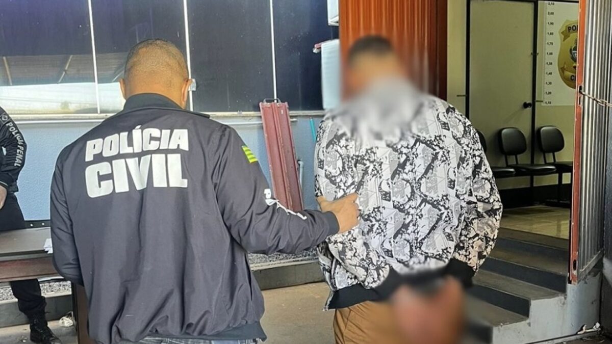 Homem é preso por agredir e enforcar companheira com cabo de faca Agressor desferiu diversos tapas no rosto da vítima