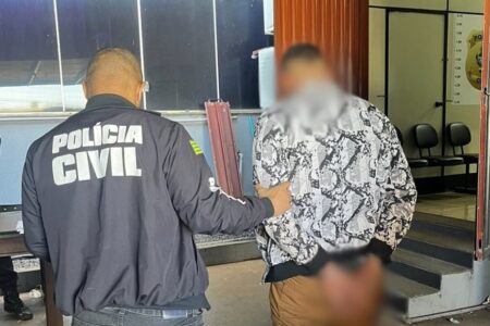 Homem é preso por agredir e enforcar companheira com cabo de faca Agressor desferiu diversos tapas no rosto da vítima