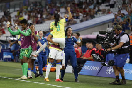 Jogadoras do Brasil comemorando a vitória