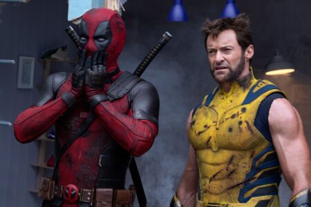 “Deadpool & Wolverine”, estrelado por Ryan Reynolds e Hugh Jackman, deu outro choque nas bilheterias, arrecadando incríveis US$ 97 milhões em seu segundo fim de semana de lançamento. Essas vendas de ingressos representam uma queda de apenas 53% em relação à sua poderosa estreia de US$ 211 milhões.