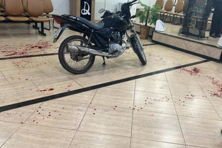 Homem invade culto em motocicleta e fere três pessoas com faca no RS