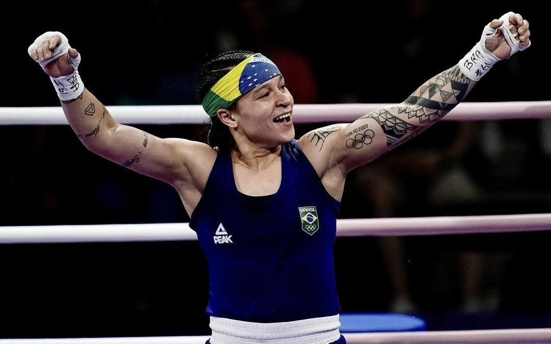 Beatriz Ferreira comemorando vitória em Paris