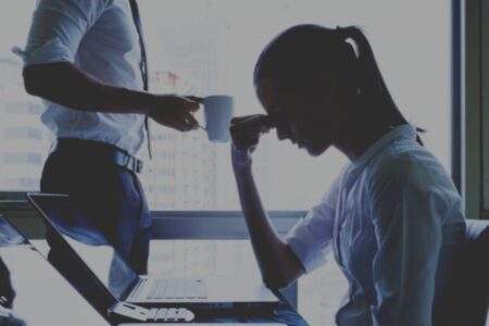 Funcionária acusou sócio da empresa de assédio moral e sexual (Foto: Freepik)