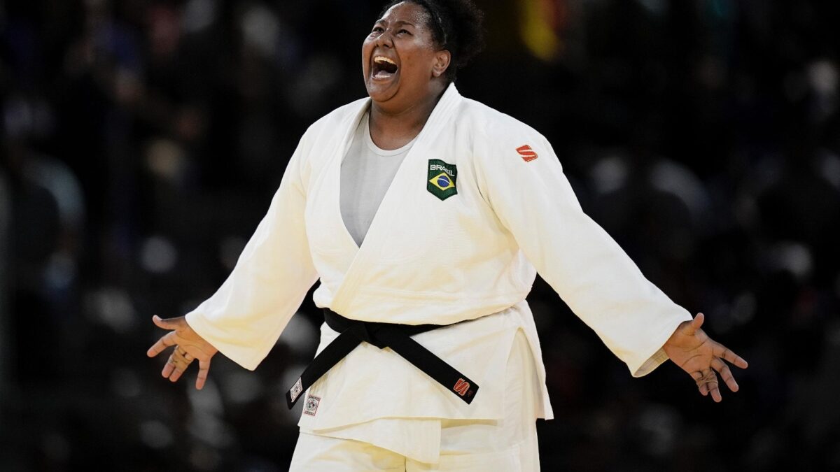 Beatriz Souza comemorando vitória em Paris