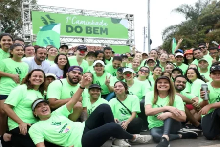 Imagem colorida mostra uma foto com os integrantes da última Caminhada do Bem reunidos.