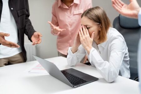 85% das pessoas têm colegas de trabalho irritantes Mesmo com o aumento do trabalho remoto, os problemas de relacionamento continuam