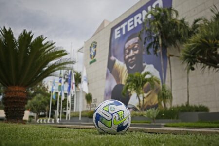 Bola da CBF com homenagem ao Rei Pelé