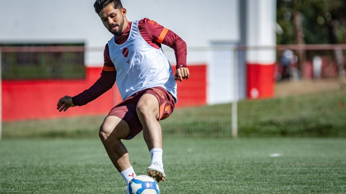 Alesson durante treinamento no CT Vila do Tigre