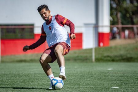 Alesson durante treinamento no CT Vila do Tigre