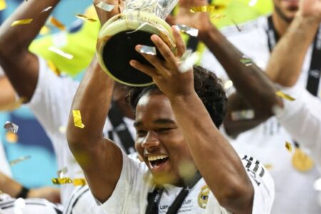 Endrick com a Supertaça da Europa