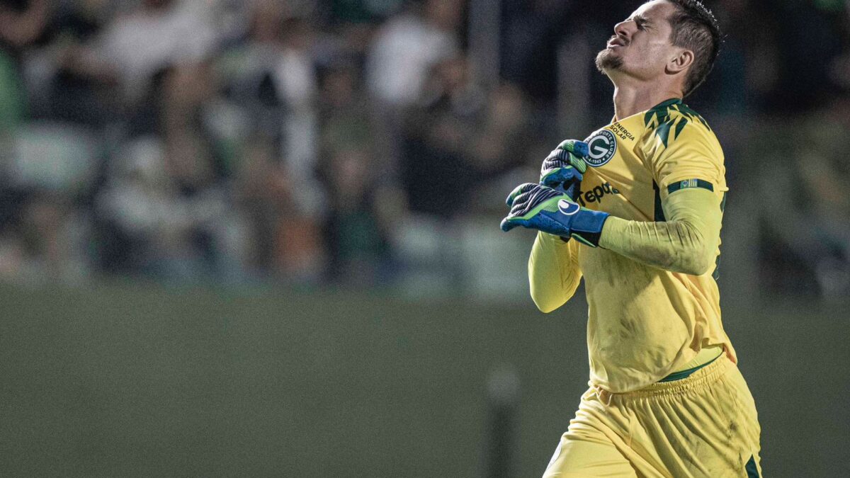 Tadeu comemorando com a mão no peito