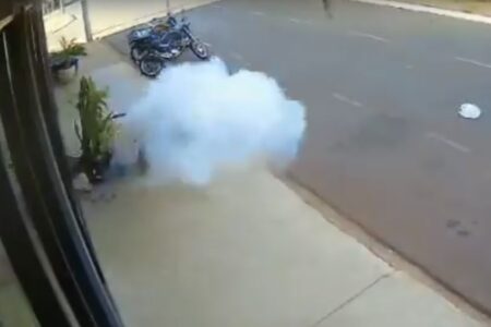 Homem joga explosivo em frente a pet shop da ex, em MG