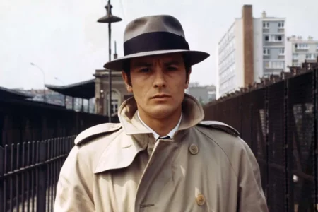 Alain Delon, o lendário ator e símbolo sexual que dominou os cinemas franceses na década de 1960 em filmes como “Le Samouraï” e “Purple Noon”, morreu aos 88 anos. Delon faleceu em sua antiga casa em Douchy, França.