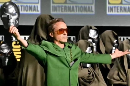 O ganhador do Oscar Robert Downey Jr. deixou os fãs do MCU boquiabertos quando ele subiu no palco da San Diego Comic Con este ano e se revelou como o próximo Dr. Destino (ou Dr. Doom no original). A revelação sinalizou o retorno de Downey ao universo cinematográfico após a morte do Homem de Ferro em "Vingadores: Ultimato" de 2019.