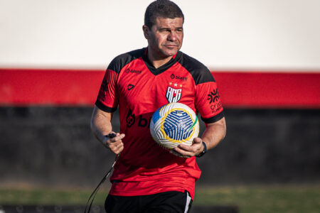 Umberto Louzer durante treinamento no CT do Dragão