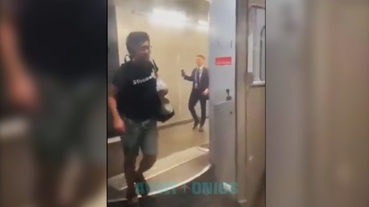 Passageiro em surto no aeroporto de Bogotá, na Colômbia (Foto: Reprodução)