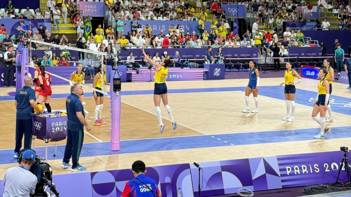 Seleção Brasileira Feminina de Vôlei em ação contra Japão