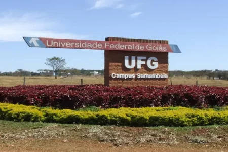 Imagem mostra a fachada da UFG campus Samambaia em Goiânia