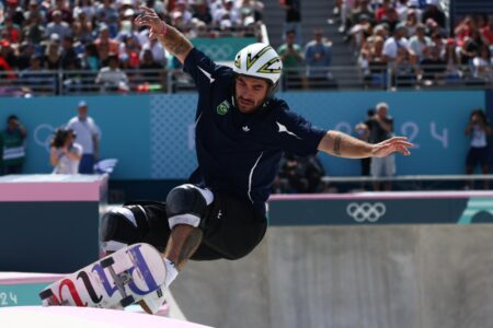 Pedro Barros em ação no skate park masculino