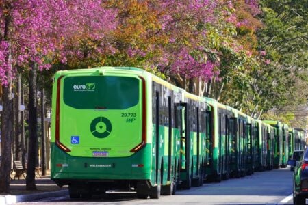 Governo de Goiás entrega 60 ônibus do transporte coletivo em Goiânia