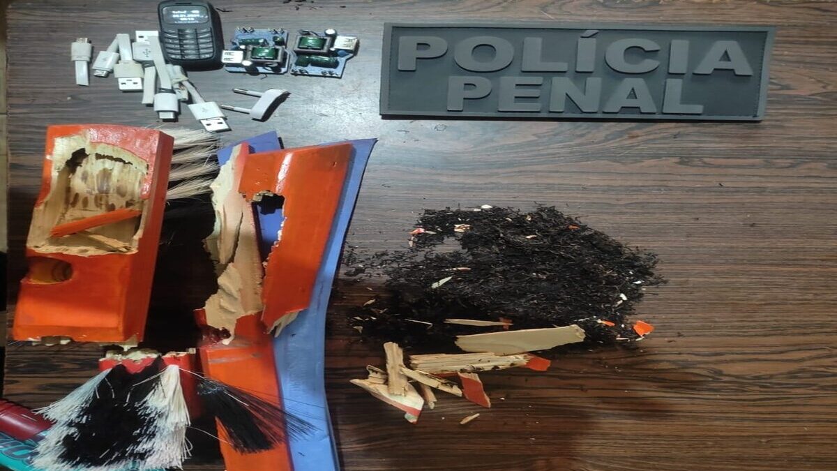 Imagem colorida mostra os objetos que a uma mulher tentou levar para o filho preso