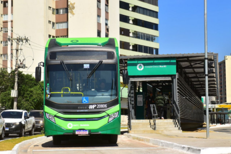 Imagem colorida mostra o BRT ao lado de uma estação.