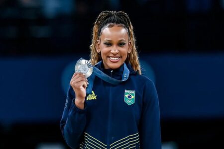 Rebeca Andrade com a medalha de prata