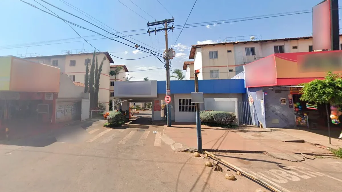 Imagem colorida mostra um cruzamento entre ruas na cidade de Anápolis