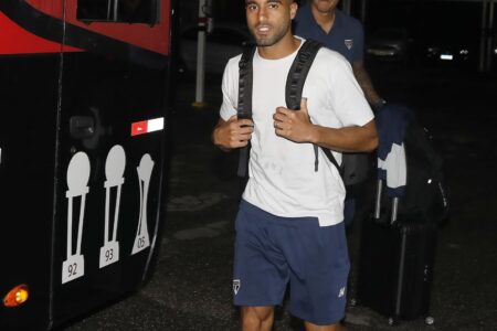 Lucas Moura durante viagem do São Paulo