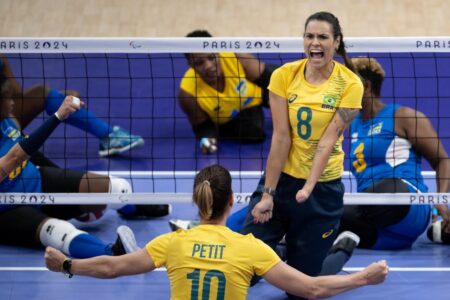 Jogadoras brasileiras de vôlei sentado comemorando