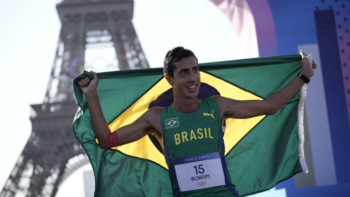 Caio Bonfim com a bandeira do Brasil após terminar a disputa da Marcha Atlética