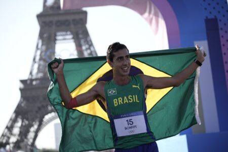 Caio Bonfim com a bandeira do Brasil após terminar a disputa da Marcha Atlética