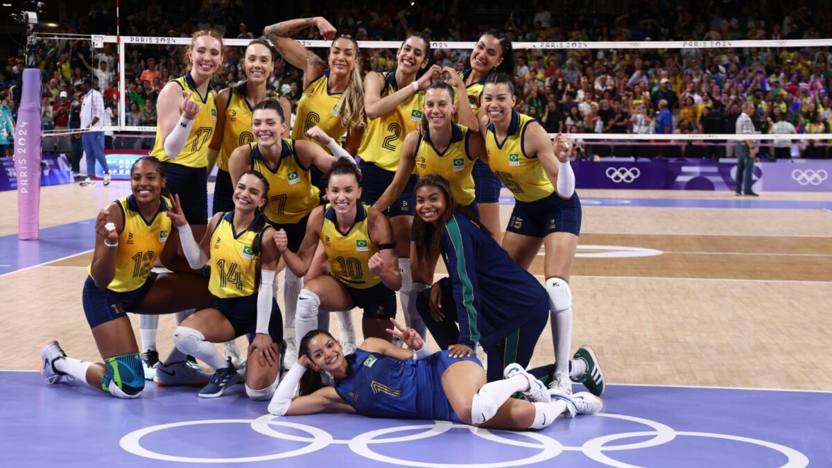 Elenco do vôlei feminino brasileiro em quadra