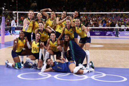 Elenco do vôlei feminino brasileiro em quadra